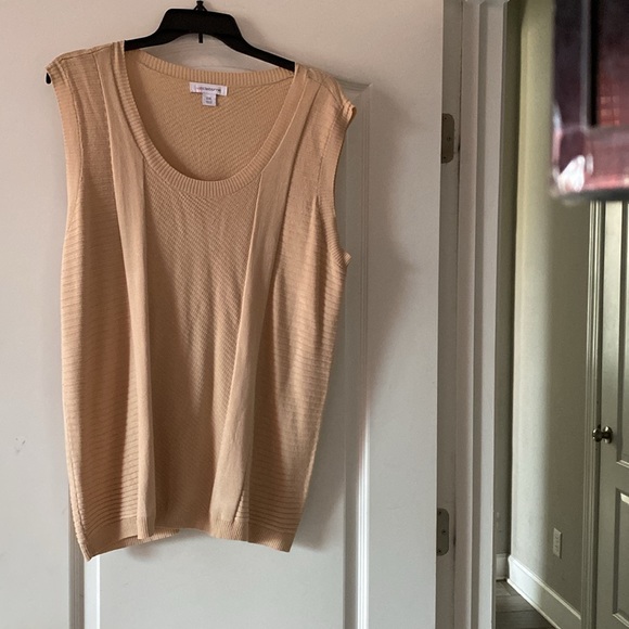 Women’s Light Weight Tan 2pc Short Sleeve Sweater Set - Picture 3 of 5